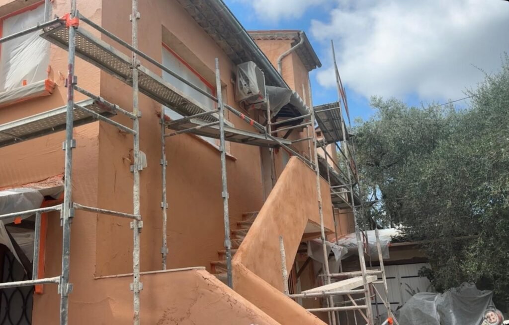 Chantier protégé, échafaudage complet