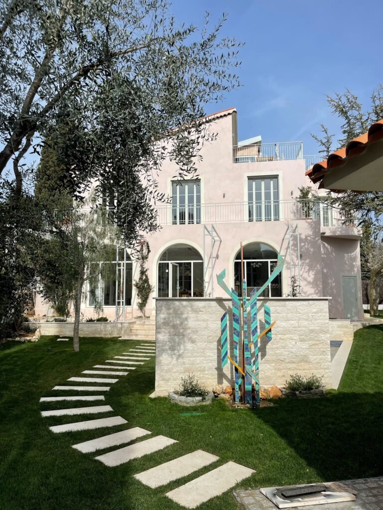 Villa rénovée, enduit taloché clair